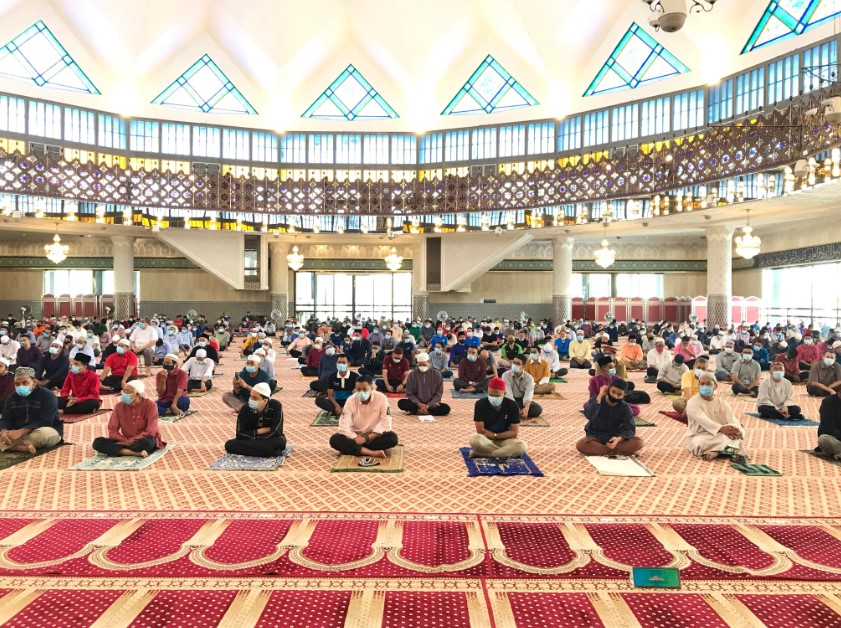 Masjid Negara: Harga Tiket, Waktu Operasi & Aktiviti (2026) 4 Melawat Dewan Sembahyang