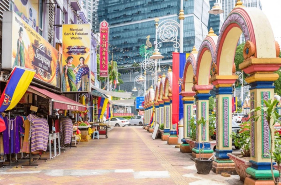 Little India: Harga Tiket, Waktu Operasi & Aktiviti (2026) 4 Memilih Pakaian India