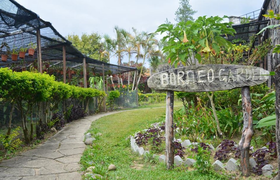 Menerokai Kawasan Sekitar