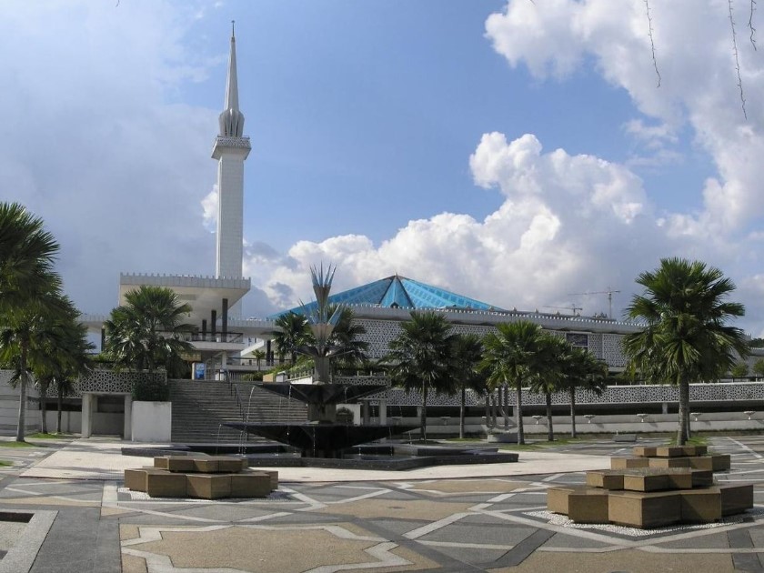 Masjid Negara: Harga Tiket, Waktu Operasi & Aktiviti (2026) 5 Menikmati Keindahan Alam