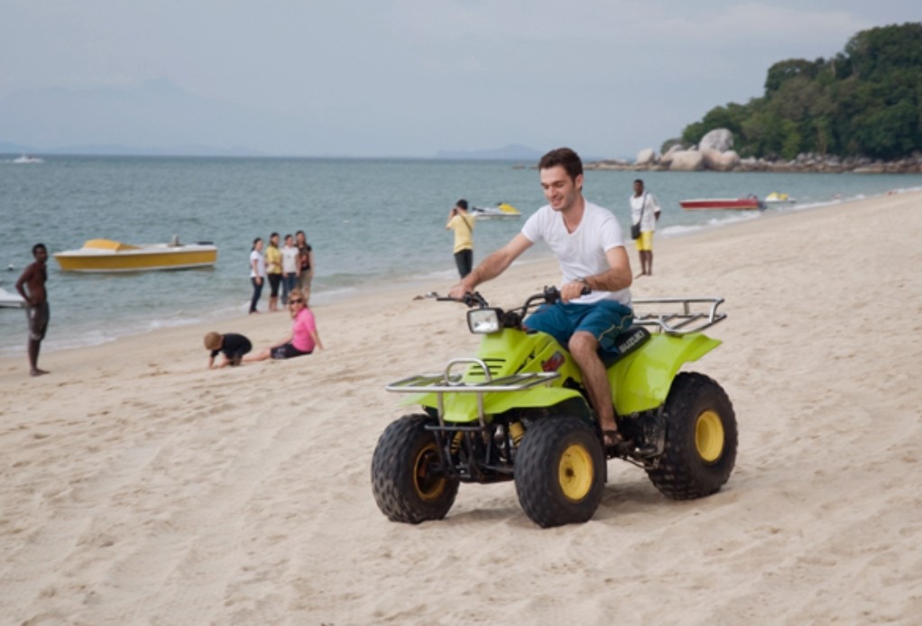 Bermain-ATV-di-Pantai Bermain ATV di Pantai
