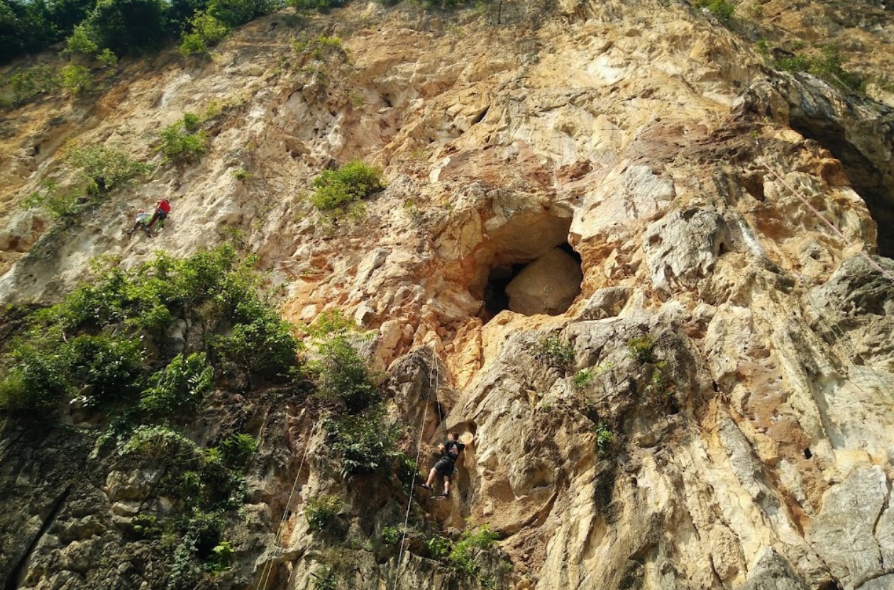 Mendaki-Batu-Abseiling Mendaki Batu Abseiling