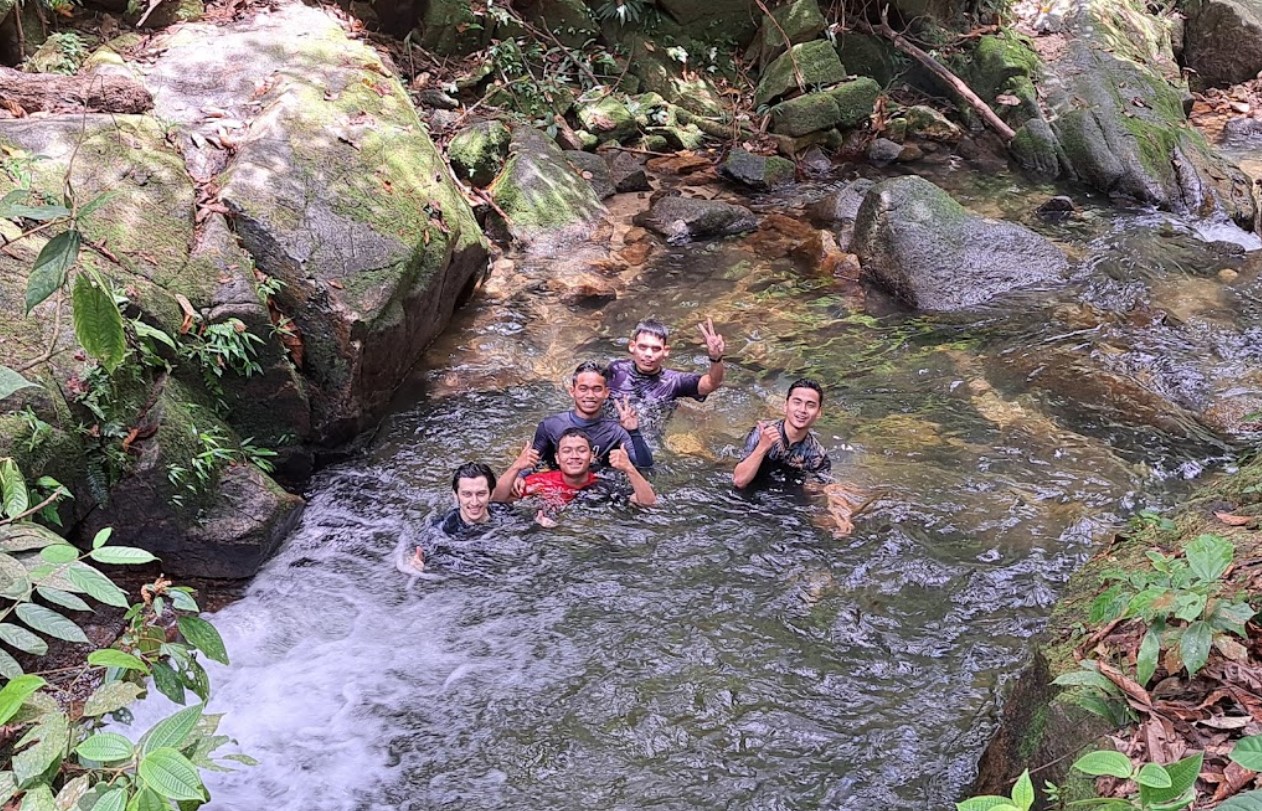 Berenang-dalam-Kolam-Air-Terjun Berenang dalam Kolam Air Terjun