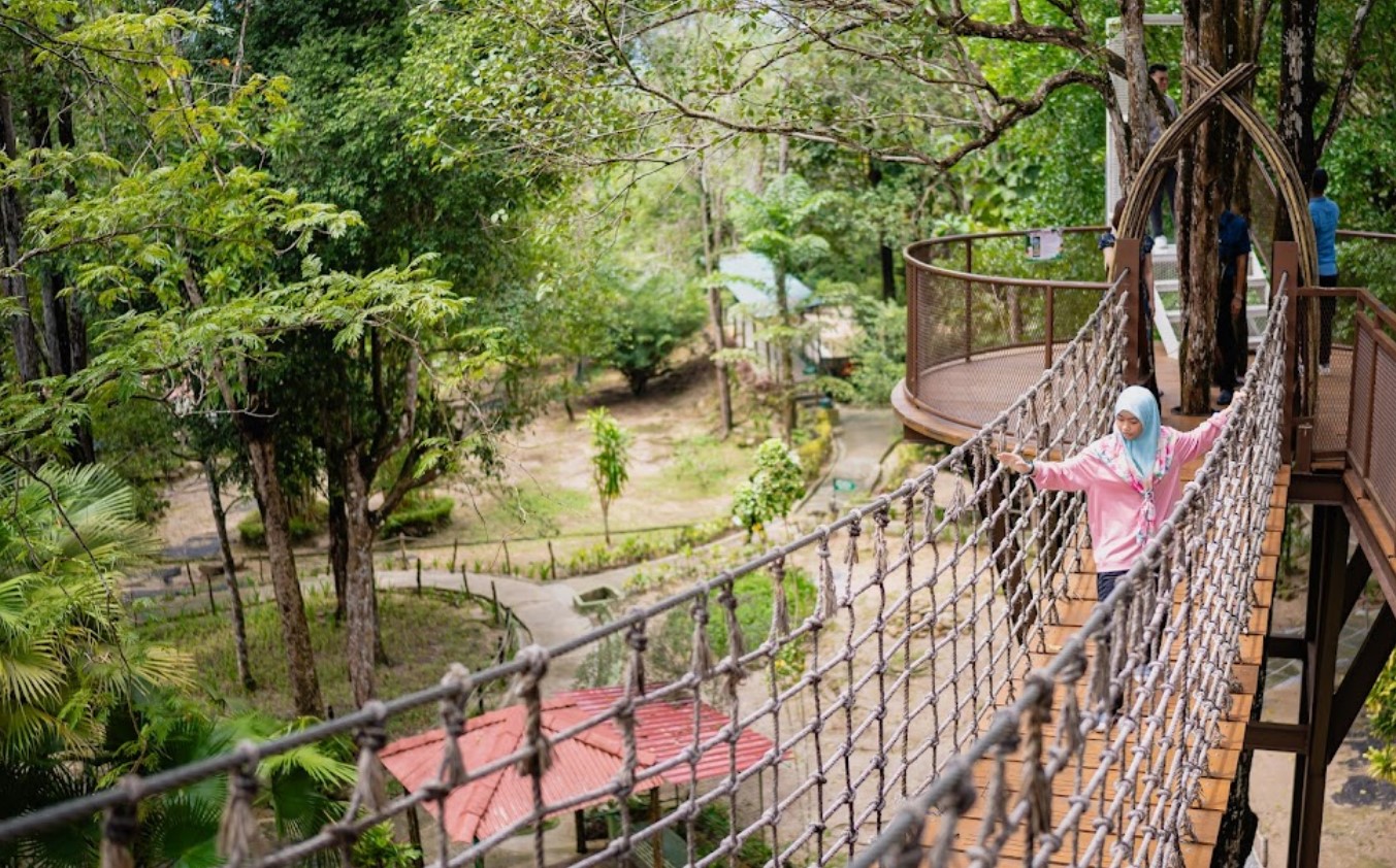 Berjalan Di Atas Jambatan