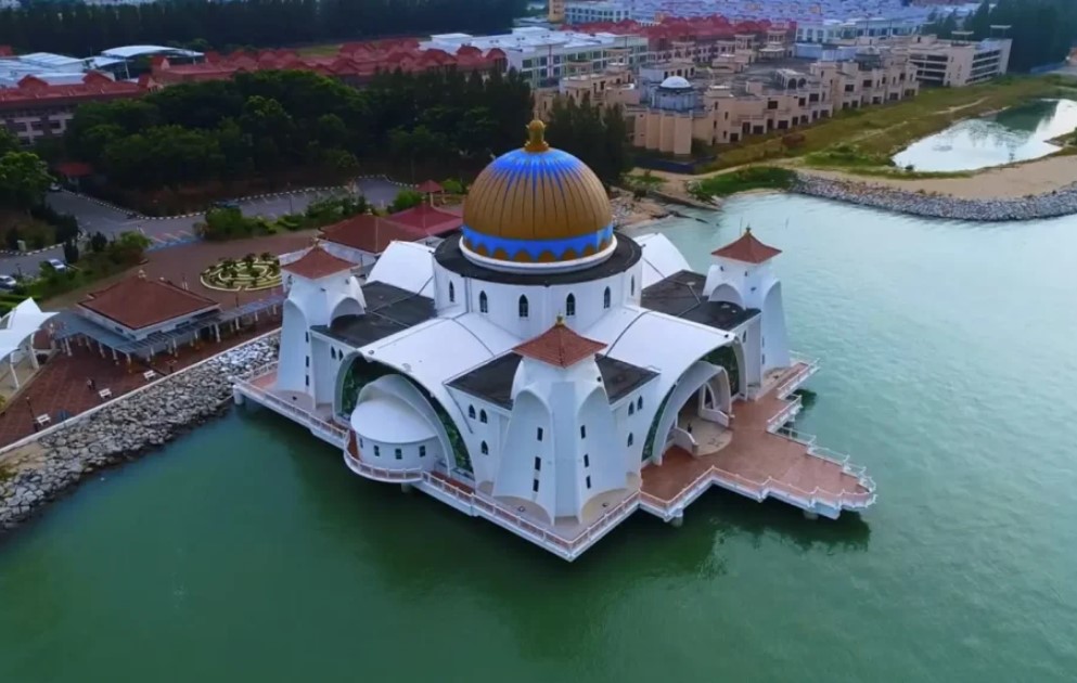 Ibadah di Masjid Selat Melaka