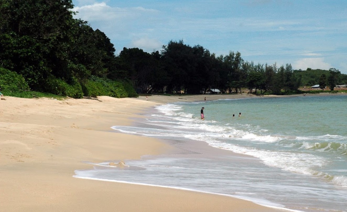 Menikmati Keindahan Pantai 1