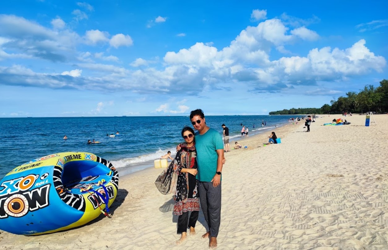 Menikmati Keindahan Pantai