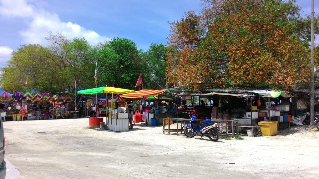 Pantai Redang Sekinchan: Harga Tiket, Waktu Operasi & Aktiviti (2026) 5 Menikmati Makanan Laut
