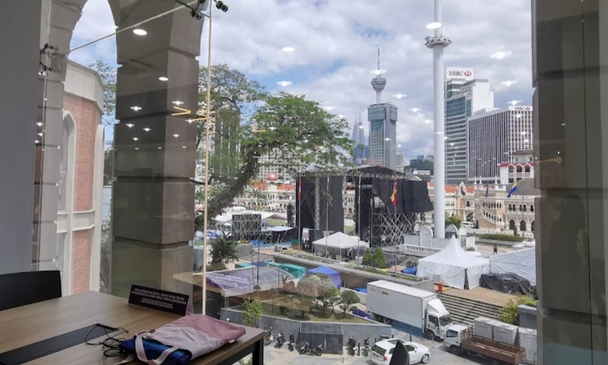 Menikmati Pemandangan Bandaraya