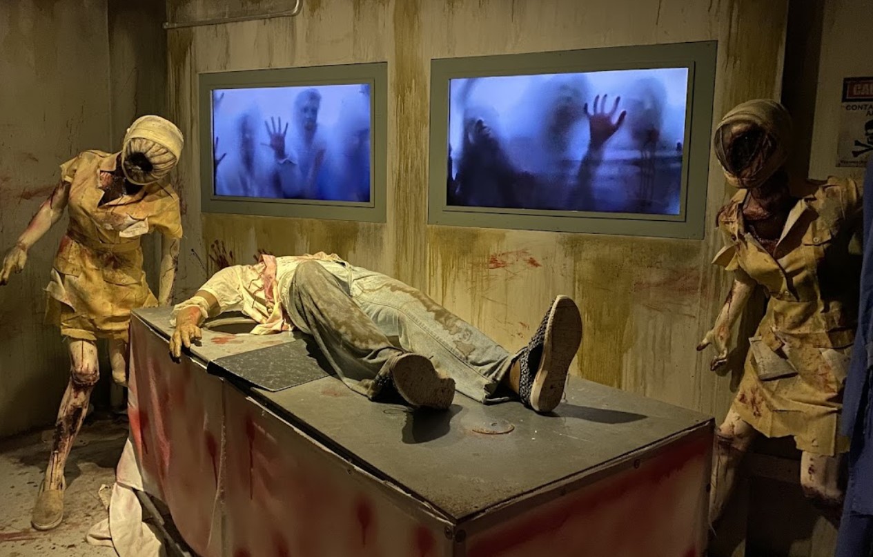 Menyaksikan pameran patung hantu