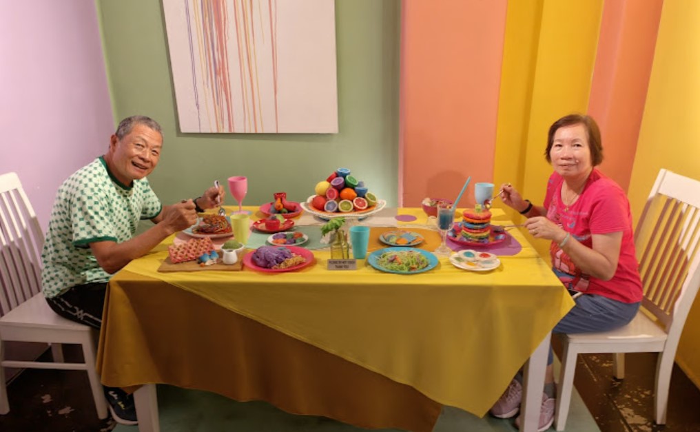 Menyentuh dan Menonton Paparan Menu Makanan