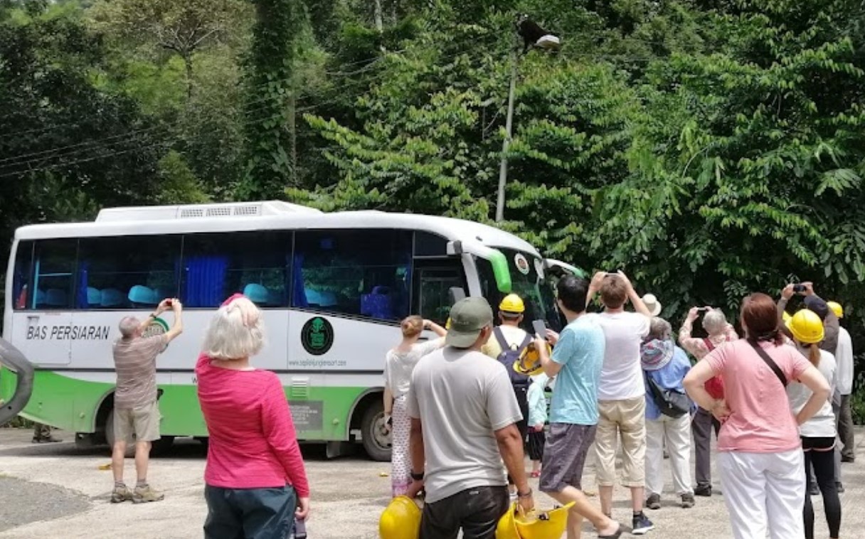 Menyewa Kenderaan atau Melalui Ejen Pelancongan