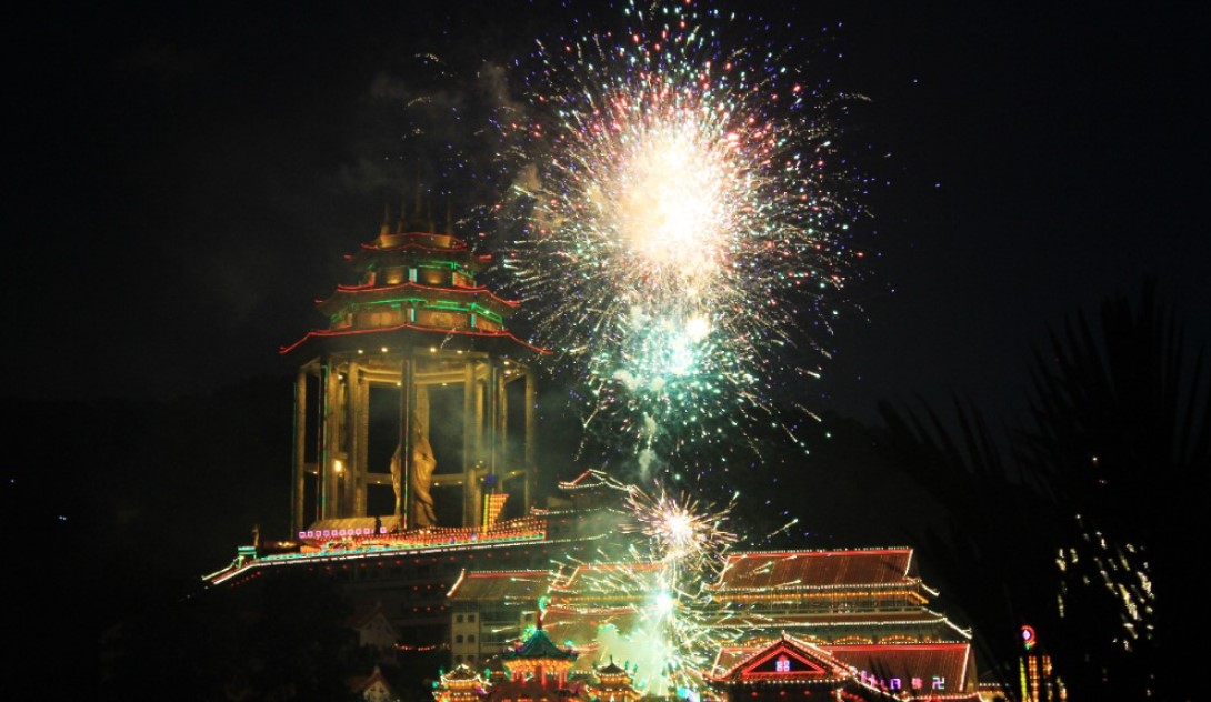 Persembahan-Cahaya-di-Kek-Lok-Si-dan-Dataran-Merdeka Persembahan Cahaya di Kek Lok Si dan Dataran Merdeka