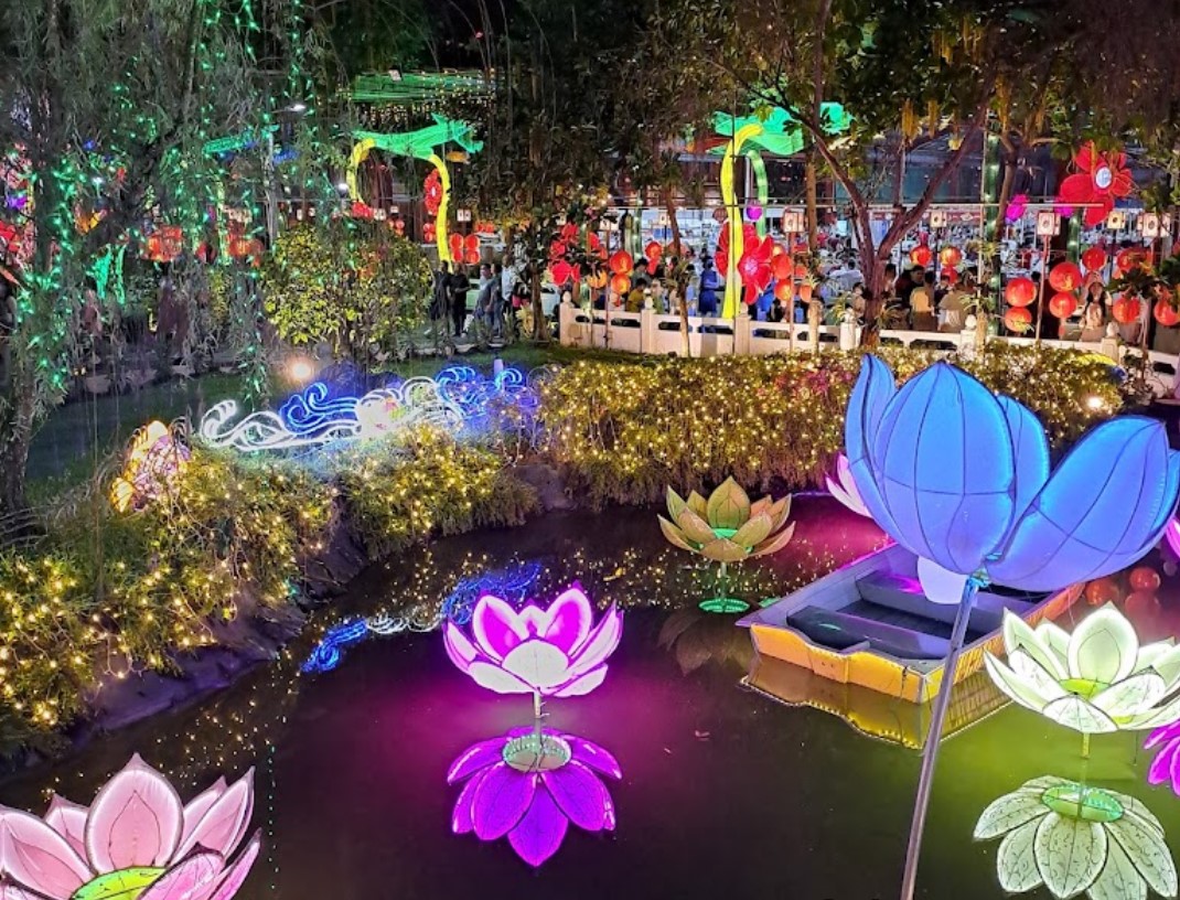 Menghadiri-Festival-Lentera-dan-Flora